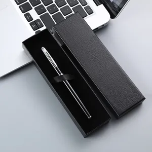 Nahaufnahme eines eleganten minimalistischen Kugelschreibers in einer schwarzen Box.