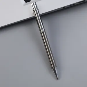 Detaillierte Nahaufnahme eines eleganten Luxus-Metallkugelschreibers mit geripptem Korpus.