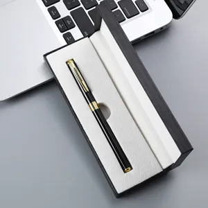 Nahaufnahme Detailansicht eines eleganten schwarzen Signierstifts in einer edlen Geschenkbox.