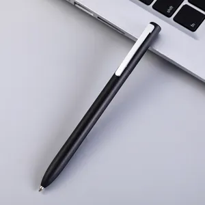 Gedetailleerde close-up van een strak zwarte minimalistische metalen pen met zilveren clip.