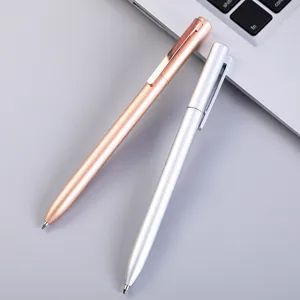 Detailweergave van metalen balpen met draaimechanisme, elegant ontwerp in roségoud en zilver.