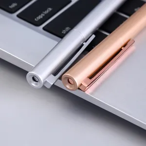 Gedetailleerd close-upoverzicht van minimalistische zakelijke roterende metalen pennen.
