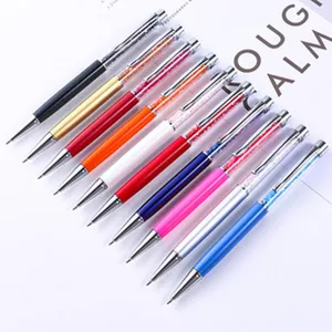 Kleurrijke kristallen droogbloem balpennen met glitter vloeibaar ontwerp als cadeau.