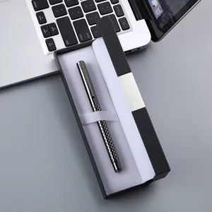 Vue rapprochée et détaillée du stylo signature en métal dans un coffret cadeau noir.