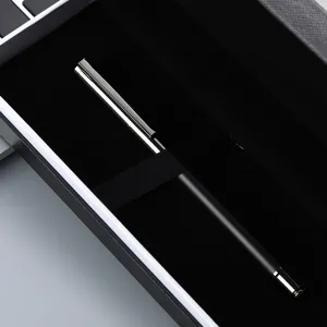 Detailansicht eines eleganten schwarzen Business-Kugelschreibers mit silbernen Akzenten.