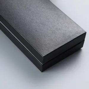 Detailansicht der eleganten schwarzen strukturierten Geschenkbox für Stifte mit feiner.