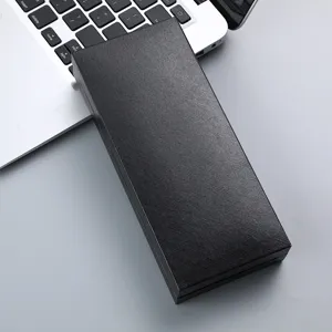 Nahaufnahme der schwarzen strukturierten Geschenkstiftbox, elegantes Schreibwarendesign.