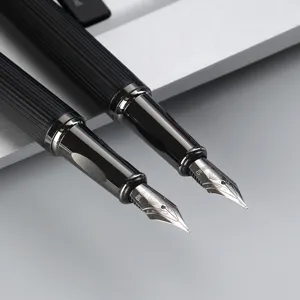 Metalen vulpen set met zwart gestreepte body en soepele punt voor kantoorcadeaus.