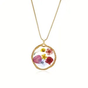 Elegante collar con colgante de resina y flores secas prensadas estilo retro francés.