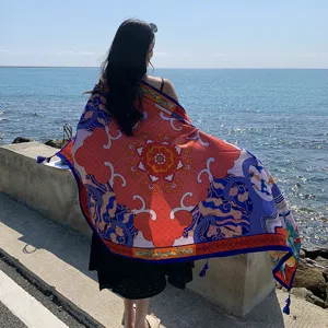 Vista dettagliata della sciarpa da spiaggia etnica, protezione solare ideale per le vacanze.