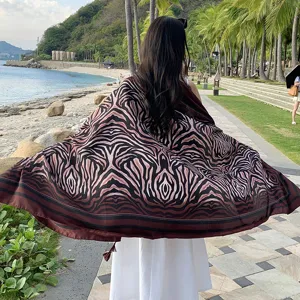 Bellissimo scialle da spiaggia protezione solare, foulard donna stampa zebrata chic.