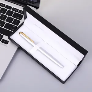 Elegante witte vulpen met gouden clip in een zwarte geschenkdoos voor zaken en kalligrafie.