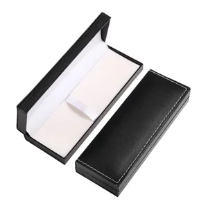 Detailansicht einer schwarzen Lederoptik-Stiftebox mit weißer Naht und hellem Innenfutter.