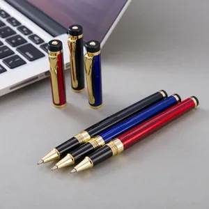 Juego de bolígrafos de metal de lujo para oficina con detalles dorados elegantes.