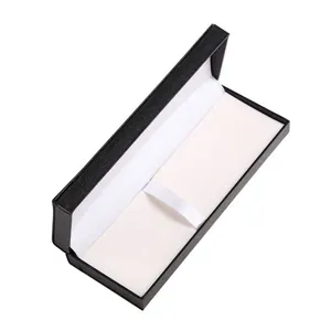 Nahaufnahme Detail einer schwarzen Lederstruktur Füllfederhalter Geschenkbox mit Futter.