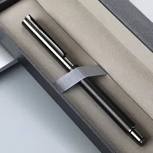 Primer plano detallado de una elegante estilográfica de metal negro en caja de regalo.
