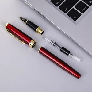 Klassieke rood-gouden metalen vulpen set met alle gedemonteerde onderdelen voor cadeaus.