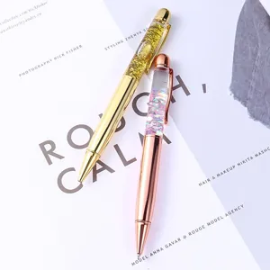 Goud en roségoud metalen balpennen met glittervloeistof en stijlvol zandlopereffect.