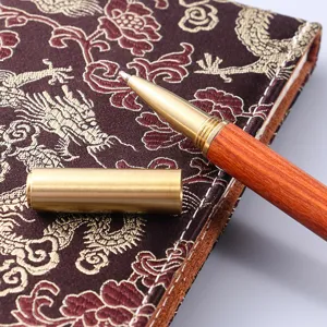 Elegante bolígrafo de madera maciza con tapa de latón, regalo de empresa vintage.