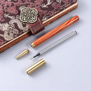 Bolígrafo de madera maciza y latón, presentación desmontada con cuerpo de madera y piezas.