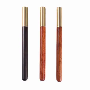Conjunto de bolígrafo o contenedor artesanal de madera maciza y latón con vetas naturales.
