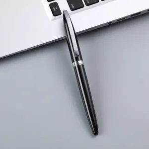 Vue détaillée d'un stylo signature en métal noir élégant avec des accents argentés pour bureau.