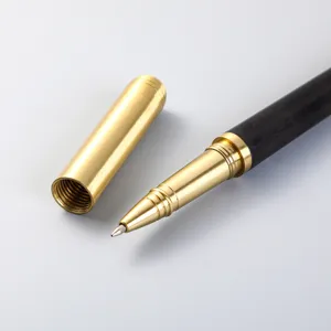 Nahaufnahme Detail eines Holz-Rollerball-Pens mit Messingkappe, elegantes edles Geschenk.
