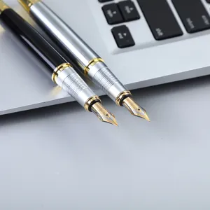Conjunto de pluma estilográfica de metal negro y plateado para escritura de oficina.