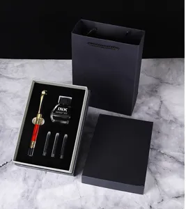 Gedetailleerd overzicht van vulpen cadeauset met rode pen, inkt en stijlvolle geschenkdoos.
