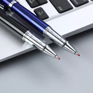 Image principale de stylo roller d'affaires montrant des stylos bleus et noirs sur le bureau.