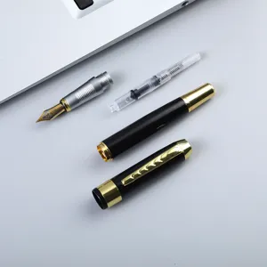 Pluma estilográfica de metal negro con plumín fino, diseño elegante para estudiantes y oficina.
