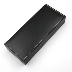 Primo piano di una scatola regalo nera in pelle per penne con eleganti cuciture bianche.