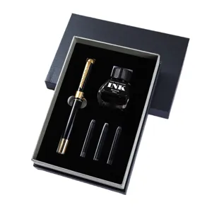 Luxe zakelijke vulpen cadeaupakket met zwart-gouden vulpen, inkt en inktpatronen.
