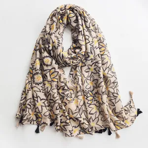Vue détaillée de l'écharpe en lin imprimé floral avec de élégantes franges noires.
