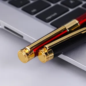 Pluma estilográfica de metal para negocios pluma roja y negra elegante con clip dorado.