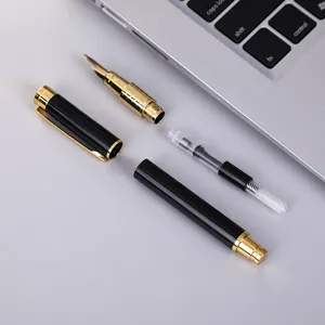 Pluma estilográfica de metal negro y dorado clásica desmontada vista principal.