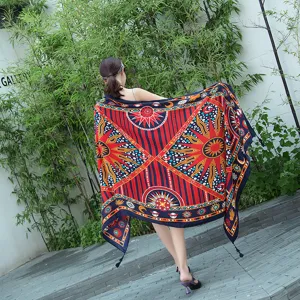 Detailansicht des ethnischen Damen Oversized Sonnenschutz Tuchs mit lebendigem Sonnenmuster.