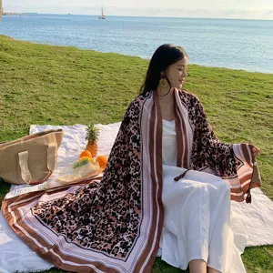 Sciarpa in lino e cotone con stampa leopardata, scialle da spiaggia e protezione solare donna.