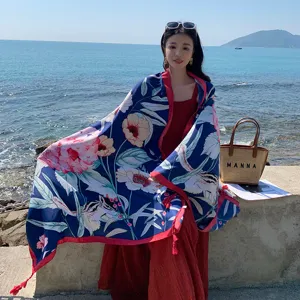 Elegante sciarpa da spiaggia da donna con stampa floreale per la protezione solare.