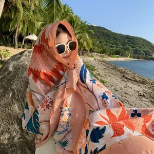 Sciarpa da spiaggia con stampa floreale dettaglio protezione solare donna per le vacanze.