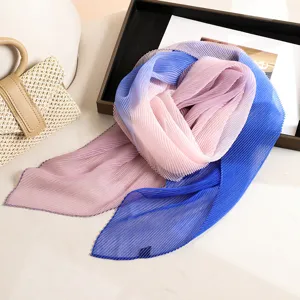 Echarpe plisee degradee pour femme, foulard de mode d'ete leger en rose et bleu vif.