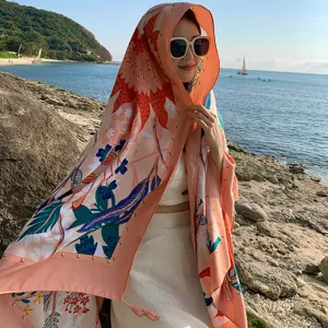 Vista dettagliata del foulard da spiaggia floreale da donna, elegante scialle solare.