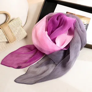 Foulard en soie plissé dégradé pour femmes, élégant accessoire de mode été printemps.
