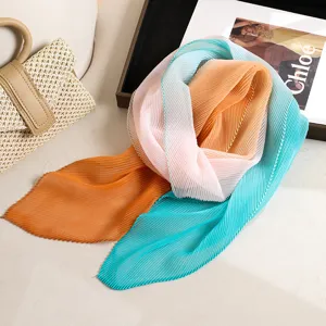 Détail de foulard plissé dégradé coloré, présentant une texture exquise et douce.