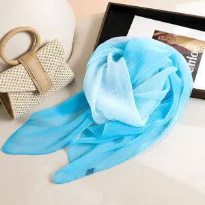 Écharpe plissée légère pour femme en dégradé bleu, foulard élégant pour la mode printemps.