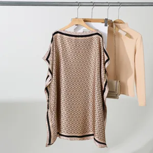Elegant loszittend zijde-achtig topje met bootals, stijlvolle all-over print en zwarte randen.