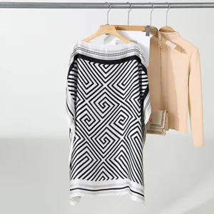 Zwart-wit geometrisch geprinte wijde poncho top, elegante zomerse zonbescherming strandkleding.