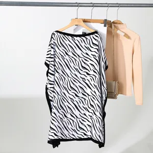 Zebraprint losse off-shoulder zomertop, lichtgewicht zijden zonbescherming overhemd detail.