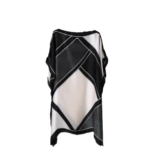 Stijlvolle zwarte witte geometrische print bootnek losse zomer poncho top voor dames