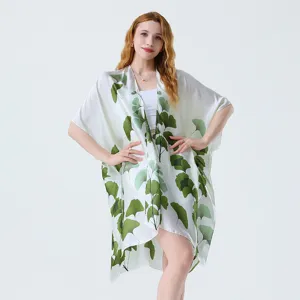 Dettaglio motivo foglie di ginkgo cardigan kimono bianco vista tessuto leggero e morbido.